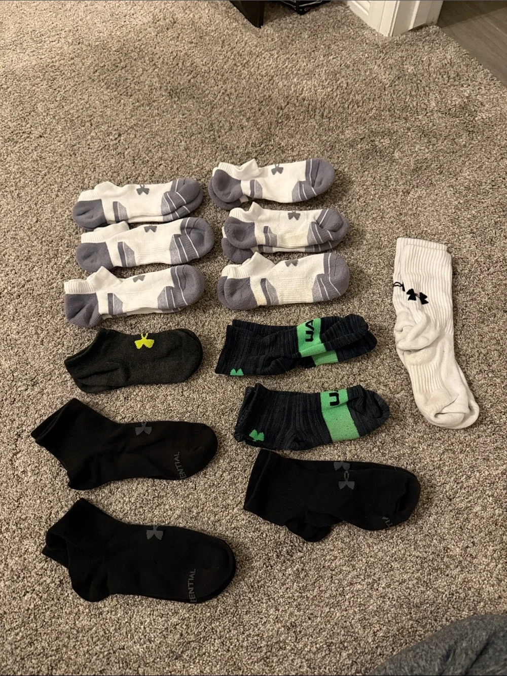 Under Armour Boys Sock Bundle Black, White and Gray size medium